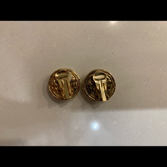 Vintage Chanel clip-on earrings - Picture 5 of 5